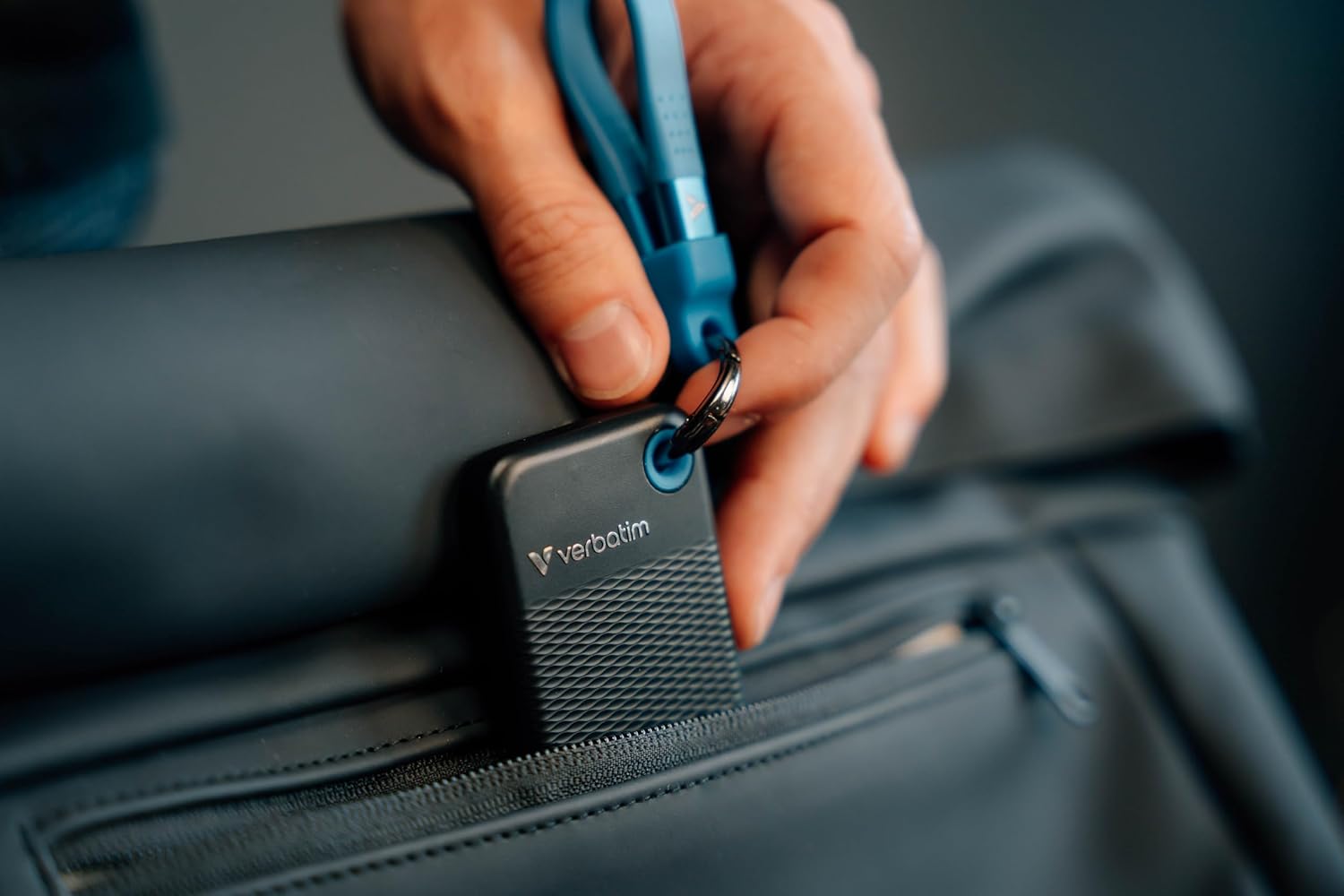 Pocket SSD Portachiavi con Attacco per Cavo USB-C™ 1TB Nero Blu - Verbatim IC-32191