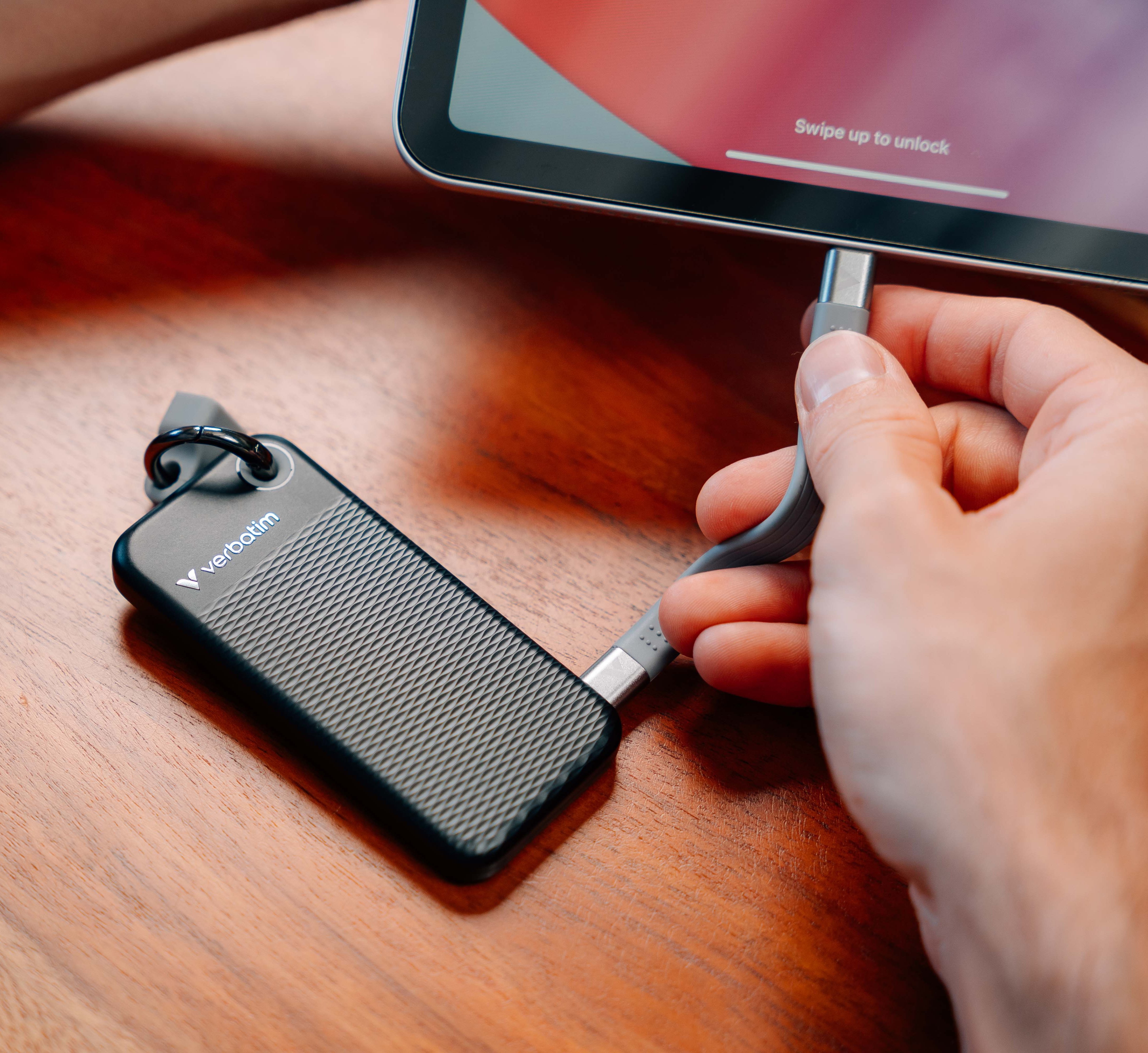 Pocket SSD Portachiavi con Attacco per Cavo USB-C™ 1TB Nero Blu - Verbatim IC-32191