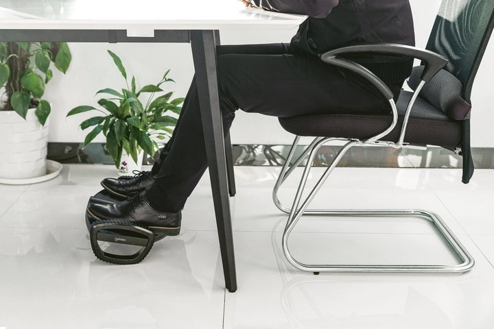 Ergonomic Footrest with Rocking Function - Manhattan ICA-FR 181