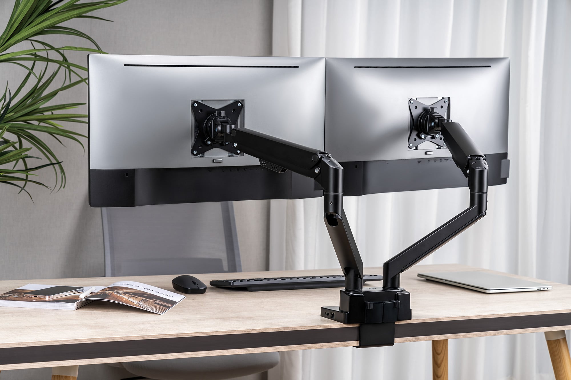 Supporto da Scrivania Doppio Monitor 17-32'' con Molla a Gas e Docking Station 8-in-1 - Manhattan ICA-LCD DUAL-DOCKMH