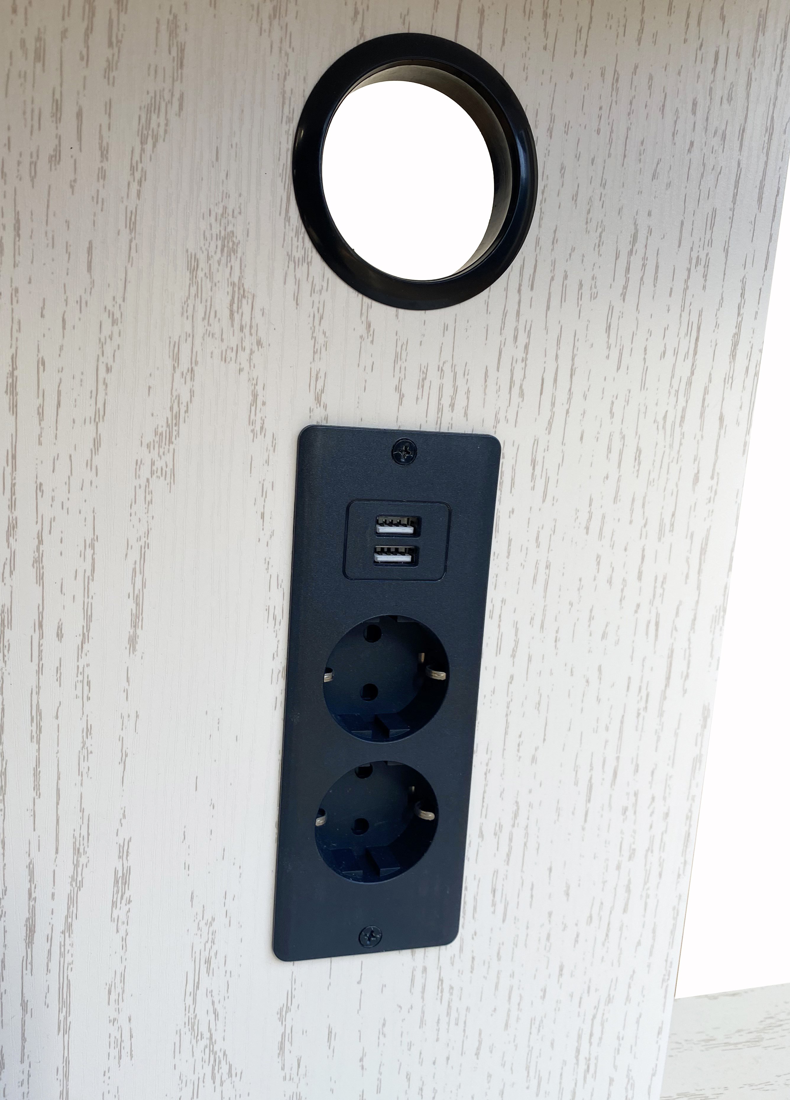 Supporto a Pavimento per TV LCD/LED/Plasma 32-70'' con Prese Elettriche - Techly ICA-TR57PDU