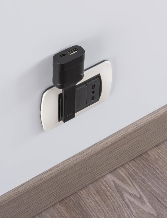 Spina Italiana Ultrapiatta USB-A e USB-C 2P+T 250V 10A 20W Nera - Rosi IPW-SP10-FLAB