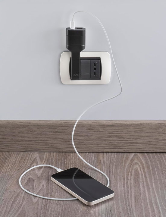 Spina Italiana Ultrapiatta USB-A e USB-C 2P+T 250V 10A 20W Nera - Rosi IPW-SP10-FLAB