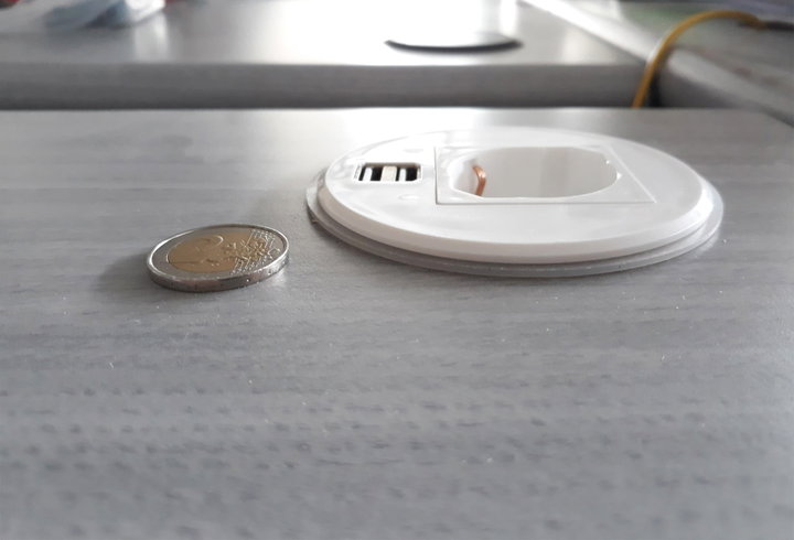 Presa da scrivania ad incasso con presa universale e 2 USB - Techly IUPS-PCP-81U2U